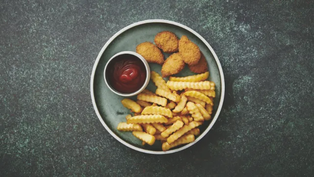 Nuggets og pommes frites fra Leo's Wok