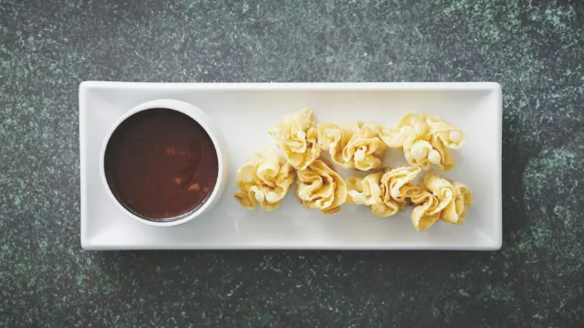 Wonton marineret i mild karry fra Leo's Wok